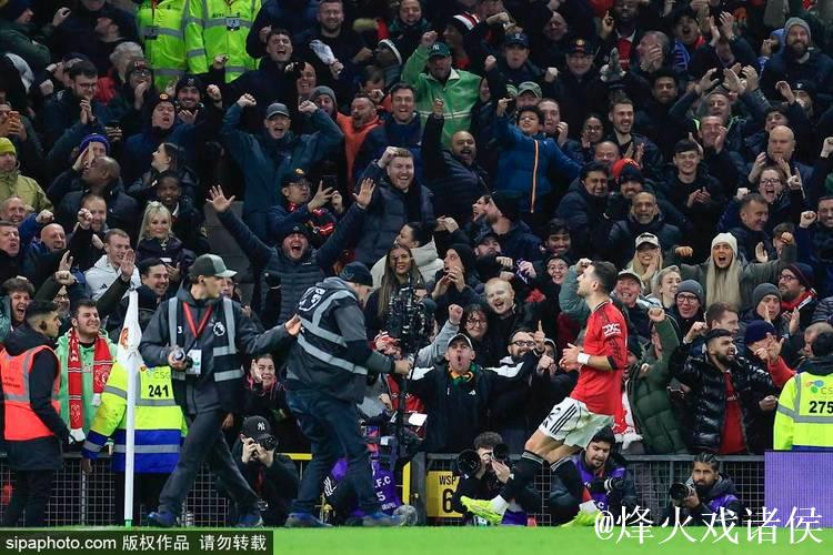 战平伯恩茅斯后曼联球员离场时,球迷报以热烈掌声 战平伯恩茅斯后曼联球员离场时,球迷报以热烈掌声