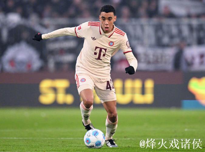 图片报:穆西亚拉今天进行了单独训练,可能下周 图片报:穆西亚拉今天进行了单独训练,可能下周